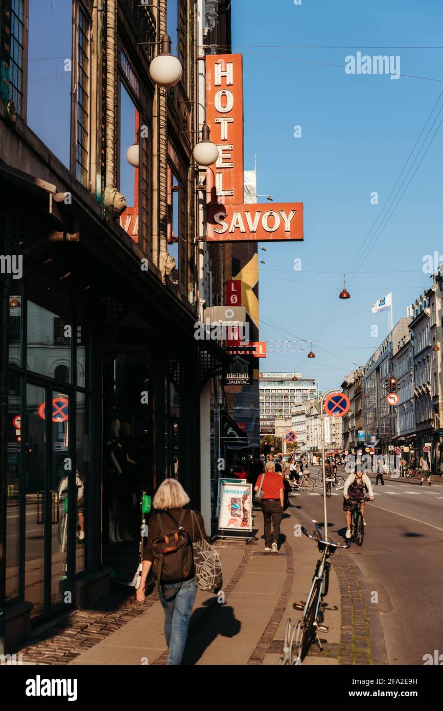 Kopenhagen, Dänemark - 14. September 2020. Rundes rotes Plakat mit dem Logo der Firma Coca Cola auf einem der Häuser auf der Straße in Kopenhagen Stockfoto