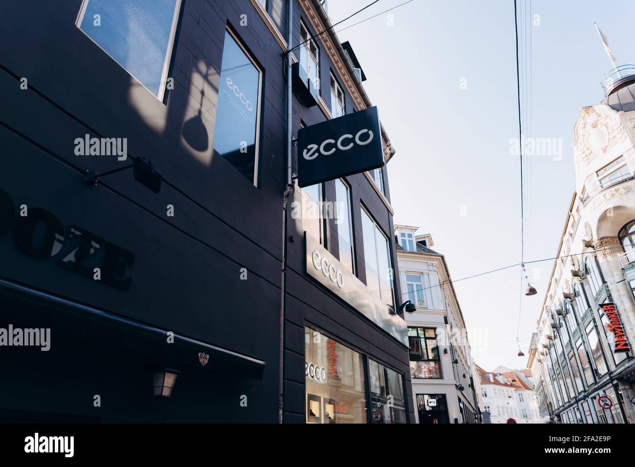 Kopenhagen, Dänemark - 14. September 2020. Ecco Markenshop und New Yorker Laden an der Einkaufsstraße in Kopenhagen. Stockfoto