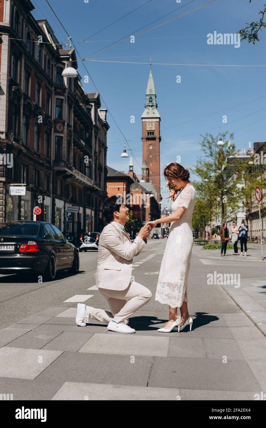 Kopenhagen, Dänemark 10. Juli 2019. Ein Hochzeitspaar in der Straße von Kopenhagen. Angebotszeitpunkt. Stockfoto