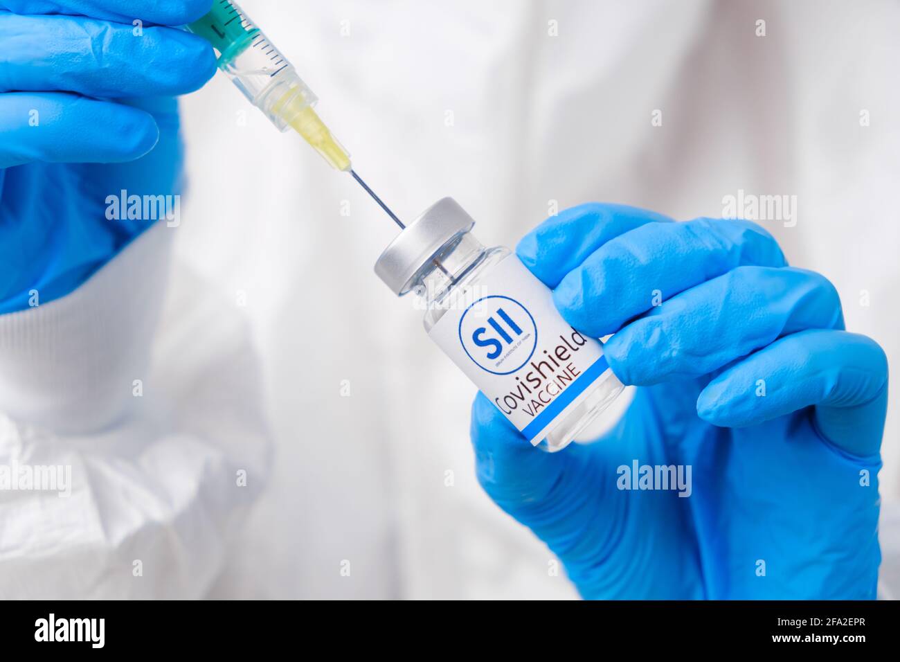 SII Covishield-Impfstoff gegen Coronavirus, der vom Gesundheitshelfer oder Arzt in Schutzhandschuhen und PSA-Anzug in der Spritze gesammelt wurde, April 2021, San Stockfoto