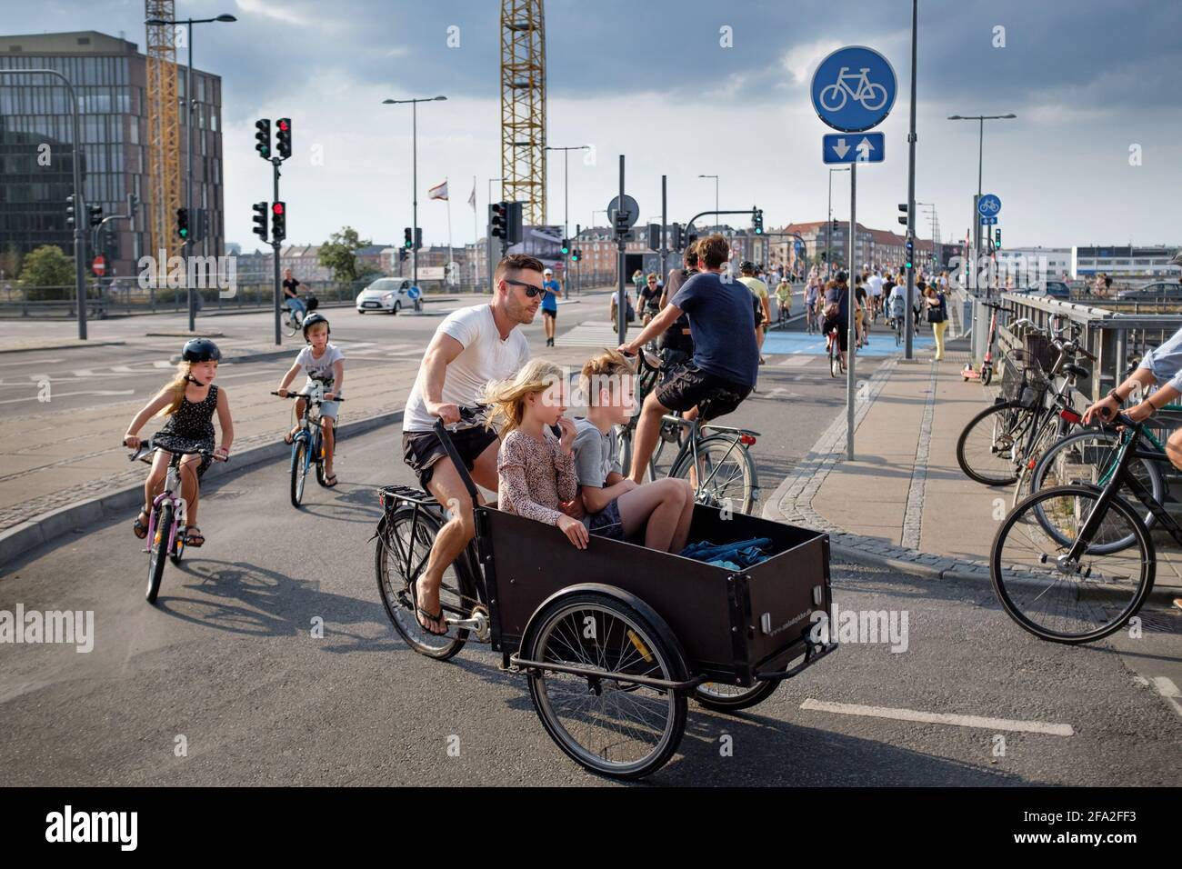 Kopenhagen, Dänemark 18. August 2020. Papa mit zwei Kindern auf dem Fahrrad. Menschen in Kopenhagen, Dänemark Lifestyle und Kultur. Stockfoto