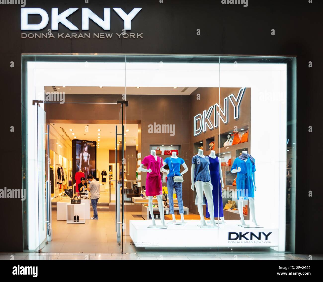 Dubai, VAE - 30. Mai 2013. StoreFront des DKNY-Shops in der Dubai Mall. Donna Karan, New York, in Dubai, Vereinigte Arabische Emirate. Stockfoto