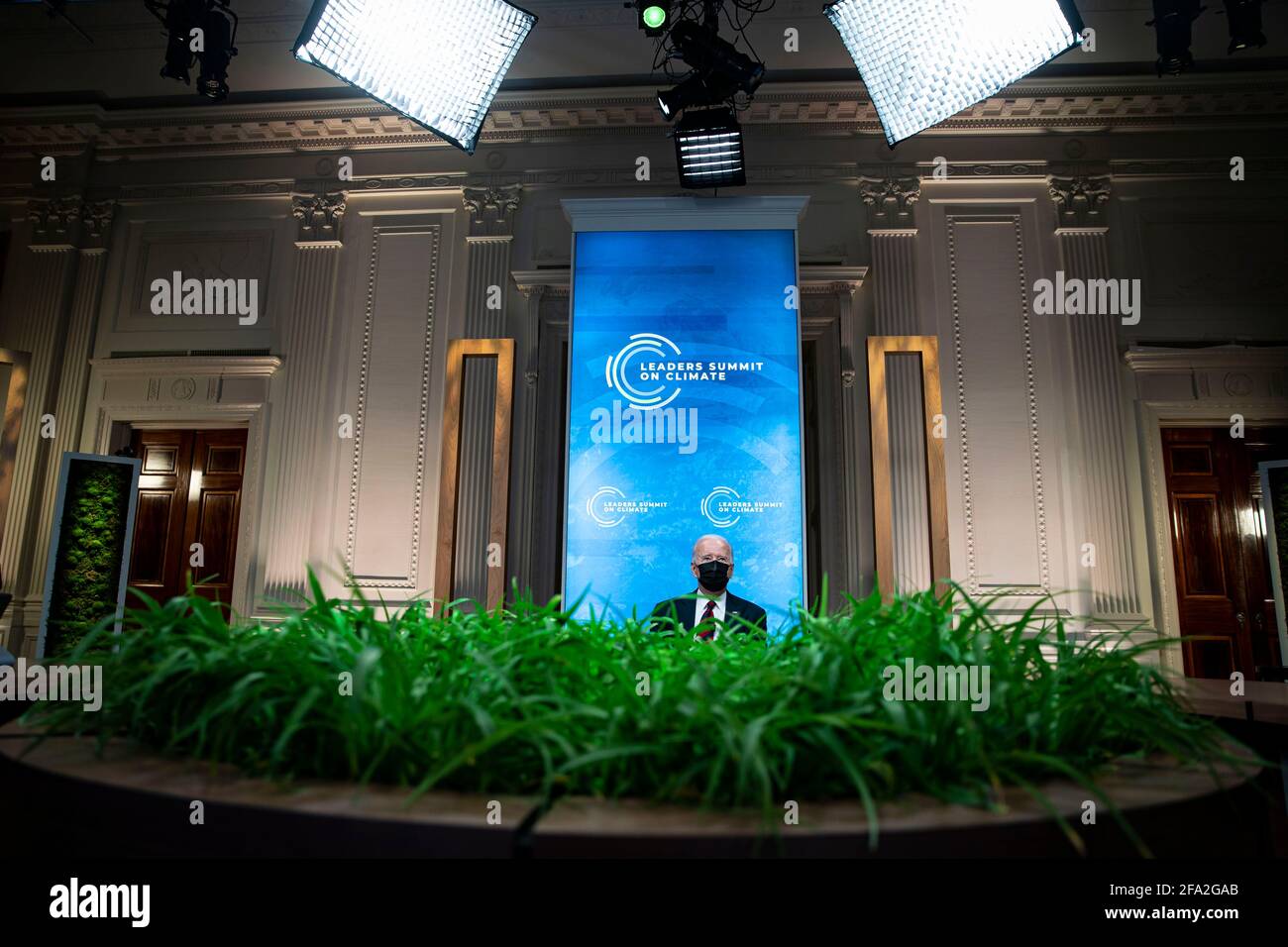 Washington, USA. April 2021. Präsident Joe Biden trägt eine Schutzmaske, während er am Donnerstag, dem 22. April 2021, während eines virtuellen Klimagipfels der Staats- und Regierungschefs im Ostsaal des Weißen Hauses in Washington zuhört. (Al Drago for Pool/Sipa USA) Quelle: SIPA USA/Alamy Live News Stockfoto
