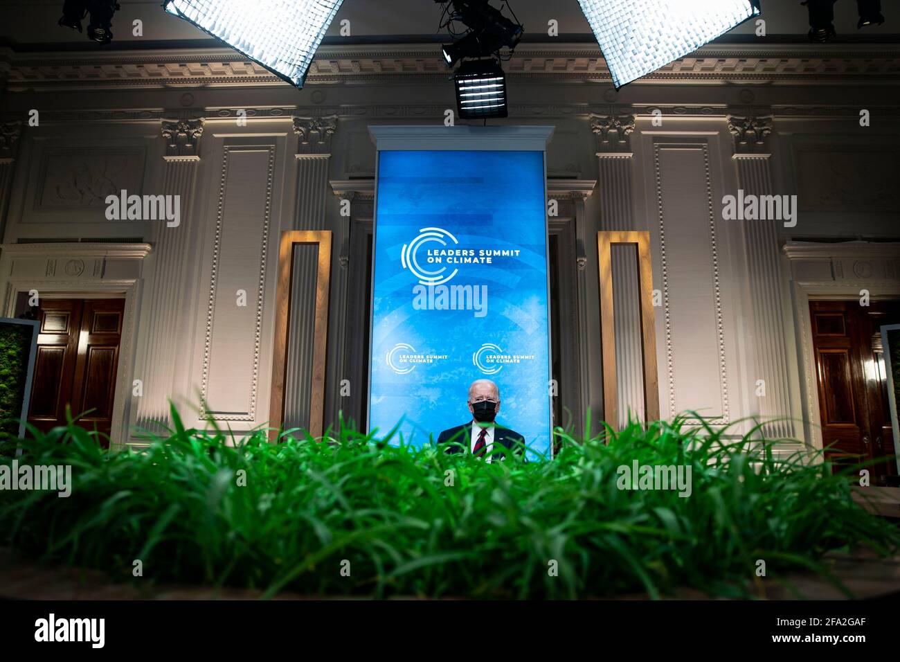 Washington, USA. April 2021. Präsident Joe Biden trägt eine Schutzmaske, während er am Donnerstag, dem 22. April 2021, während eines virtuellen Klimagipfels der Staats- und Regierungschefs im Ostsaal des Weißen Hauses in Washington zuhört. (Al Drago for Pool/Sipa USA) Quelle: SIPA USA/Alamy Live News Stockfoto