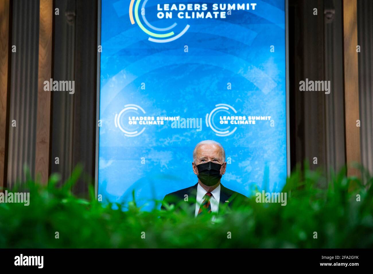 Präsident Joe Biden trägt eine Schutzmaske, während er am Donnerstag, dem 22. April 2021, während eines virtuellen Klimagipfels der Staats- und Regierungschefs im Ostsaal des Weißen Hauses in Washington zuhört. (Al Drago für die New York Times) Stockfoto