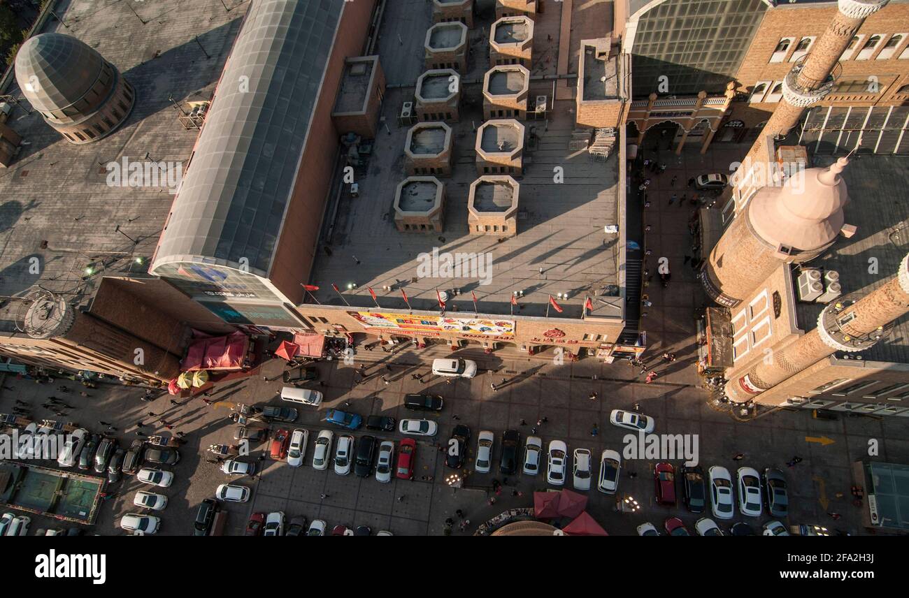 Luftaufnahme des Großen Basars und der Erdao-Brücke-Moschee, die von Grund auf neu aufgebaut und zu einer Touristenattraktion im Heping Road District im Zentrum von Urumuqi, Xinjiang, China, PRC, umgebaut wurde. © Time-Snaps Stockfoto