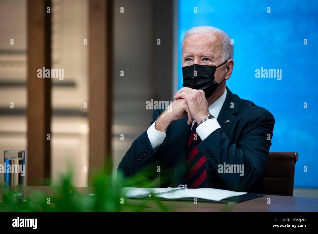 Washington, USA. April 2021. Präsident Joe Biden trägt eine Schutzmaske, während er am Donnerstag, dem 22. April 2021, während eines virtuellen Klimagipfels der Staats- und Regierungschefs im Ostsaal des Weißen Hauses in Washington zuhört. (Al Drago for Pool/Sipa USA) Quelle: SIPA USA/Alamy Live News Stockfoto