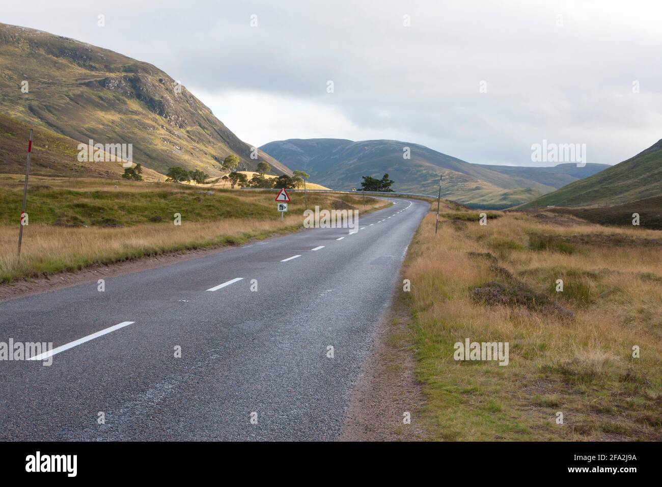 Straße durch Glen Shee, in der Nähe von Braemar, den Highlands, Schottland, Großbritannien. Stockfoto