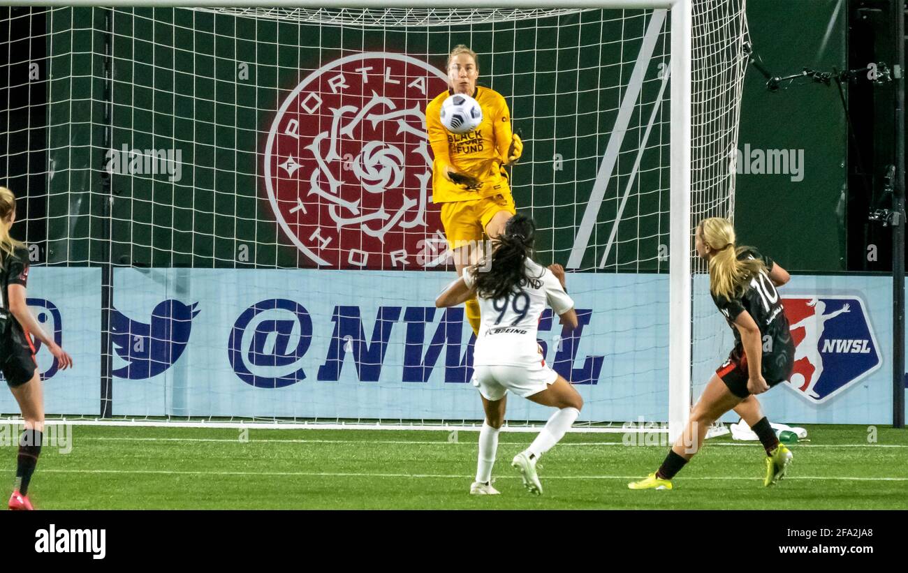 Portland, USA. April 2021. Torwart Karen Bardsley holt sich den Fang während des NWSL Challenge Cup 2021 zwischen Portland Thorns vs OL Reign am 21. April 2021 in Portland, Oregon. (Foto von Jeff Wong/Sipa USA) Quelle: SIPA USA/Alamy Live News Stockfoto