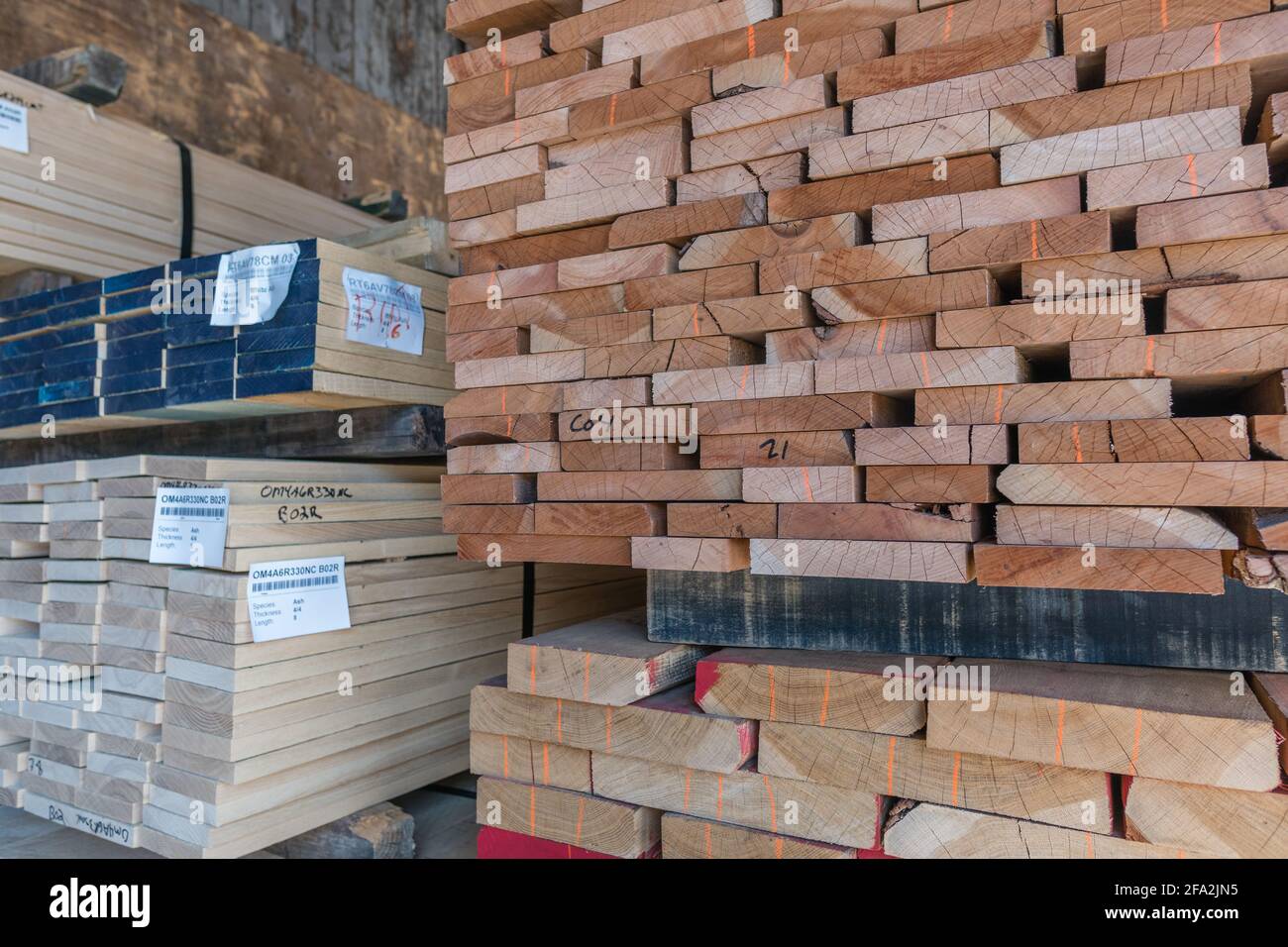 Kingston, NH, USA, 12. März 2021: Holzstapel auf einem Regal zum Verkauf an Verbraucher in einem Einzelhandelsgeschäft für Laubholz Stockfoto