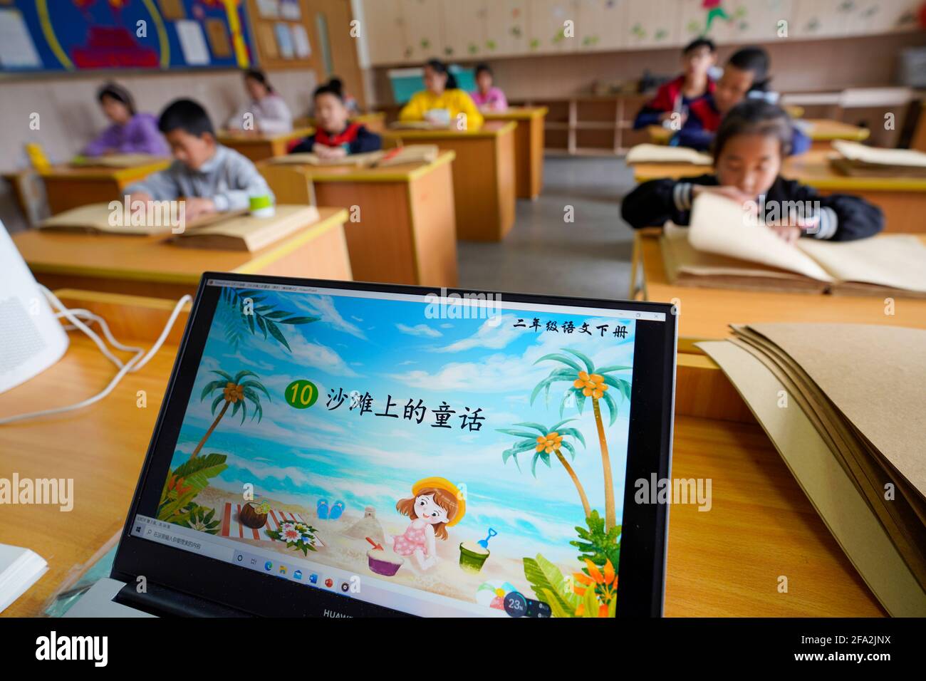 Chongqing. April 2021. Ein Lehrer spielt eine Geschichte über einen Audioplayer für Schüler im Chongqing Sonderbildungszentrum in der südwestlichen chinesischen Gemeinde Chongqing, 22. April 2021. Vor dem Weltbuchtag, der auf den 23. April fällt, startete das Chongqing Special Education Center eine Reihe von Aktivitäten wie die Eröffnung von Hörbuchkursen, die Organisation von Leseecken und das Angebot von mehr Braille-Büchern für sehbehinderte Kinder. Quelle: Liu Chan/Xinhua/Alamy Live News Stockfoto