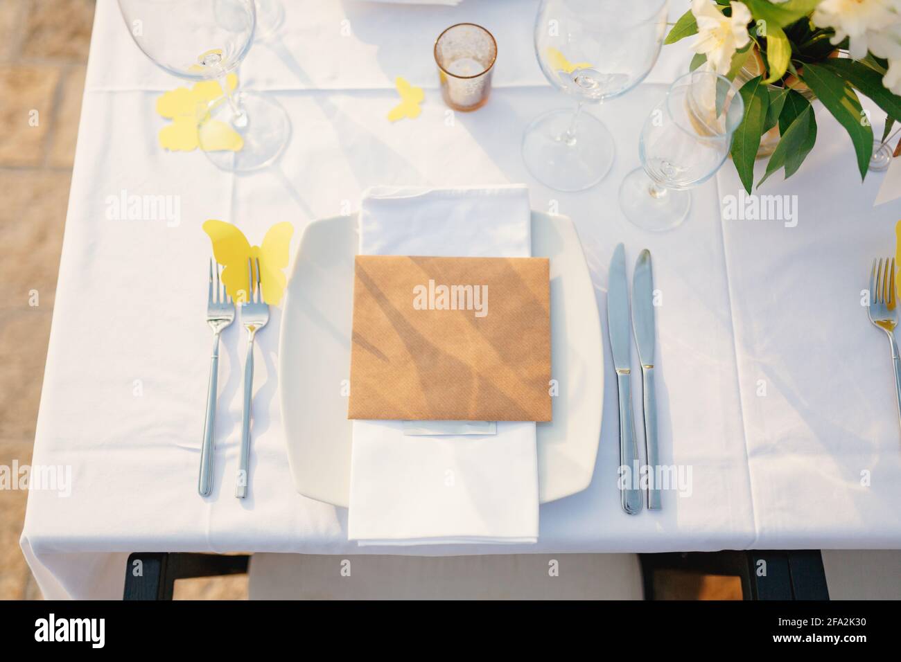 Leere Karte liegt auf einem Teller auf einem schön angerichtet Tisch zum Abendessen Stockfoto