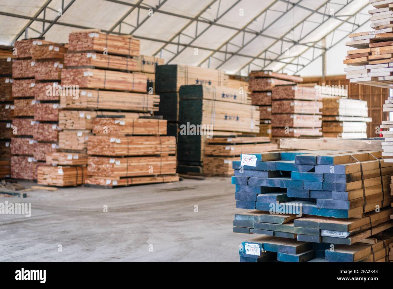 Kingston, NH, USA, 12. März 2021: Holzstapel auf einem Regal zum Verkauf an Verbraucher in einem Einzelhandelsgeschäft für Laubholz Stockfoto