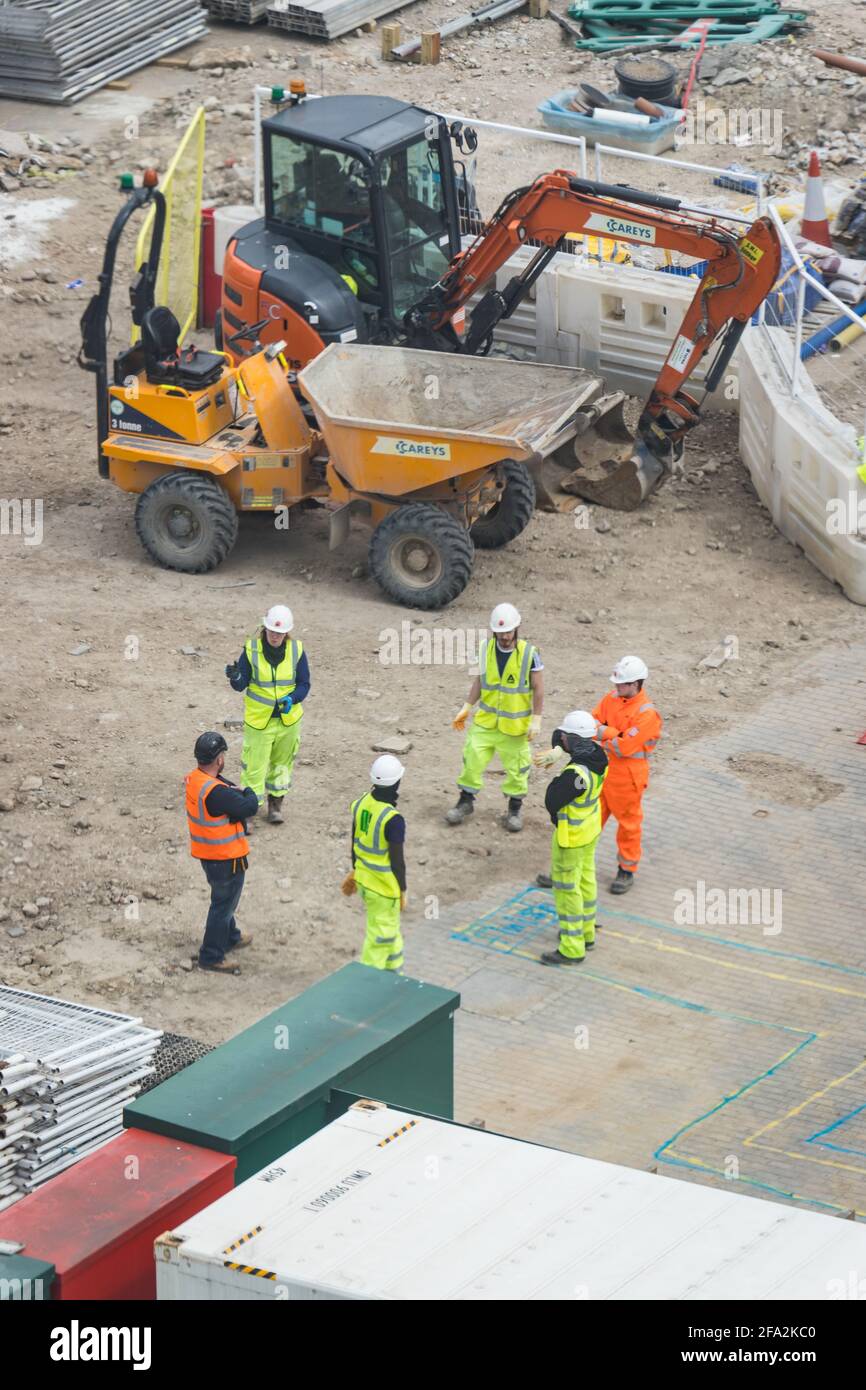 Bauarbeiter werden vor Ort praxisnahe Schulungen erhalten Stockfoto