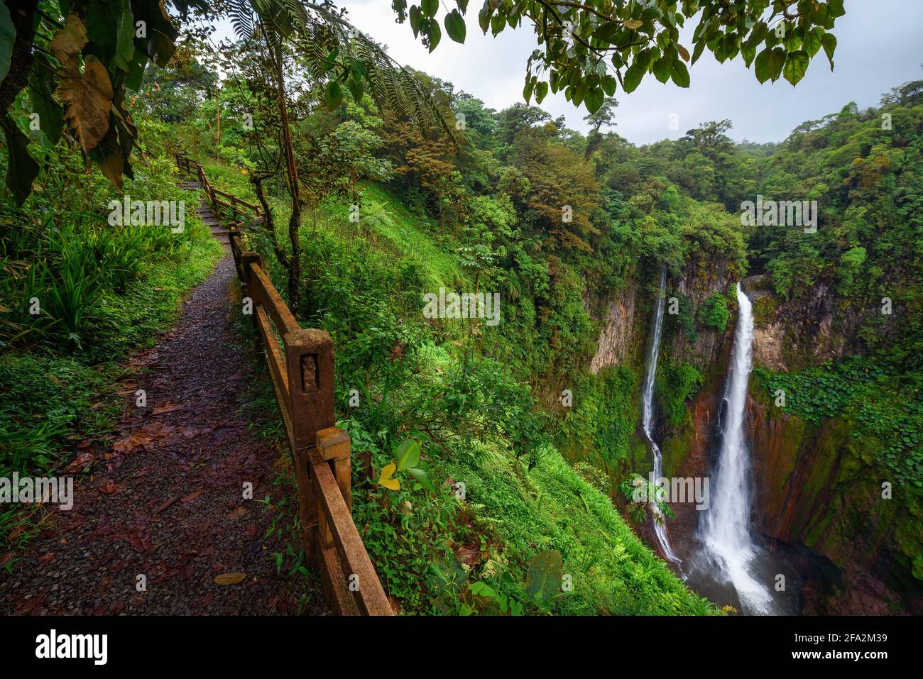 Catarata del Toro Wasserfall mit Wanderweg in Costa Rica Stockfoto