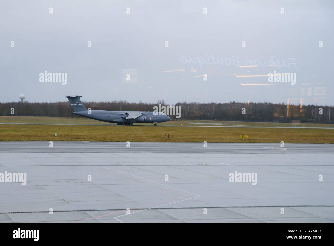 Breslau, Polen - 12. März 2020. Das militärische Transportflugzeug Lockheed C-5 Galaxy der US Air Force erschien auf dem Copernicus-Flughafen in Breslau. Stockfoto