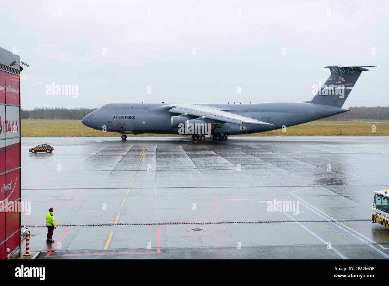 Breslau, Polen - 12. März 2020. Das militärische Transportflugzeug Lockheed C-5 Galaxy der US Air Force erschien auf dem Copernicus-Flughafen in Breslau. Stockfoto