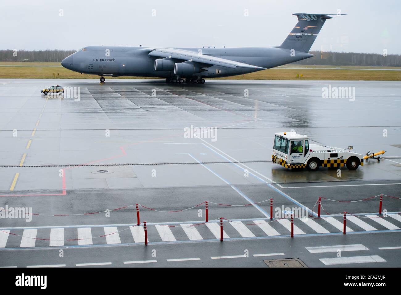 Breslau, Polen - 12. März 2020. Das militärische Transportflugzeug Lockheed C-5 Galaxy der US Air Force landete gerade auf dem Copernicus-Flughafen in Breslau. Bi Stockfoto