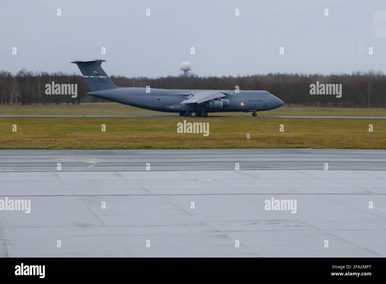 Breslau, Polen - 12. März 2020. Das militärische Transportflugzeug Lockheed C-5 Galaxy der US Air Force erschien auf dem Copernicus-Flughafen in Breslau. Stockfoto