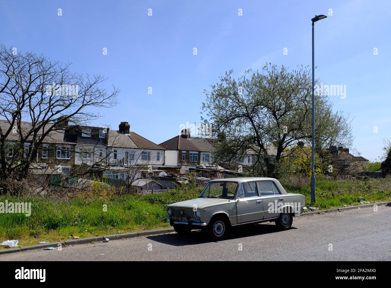 BELLEN - 22. APRIL 2021: Ein klassisches Lada-Auto, das auf der Kingsbridge Road in Barking, East London, geparkt ist. Stockfoto