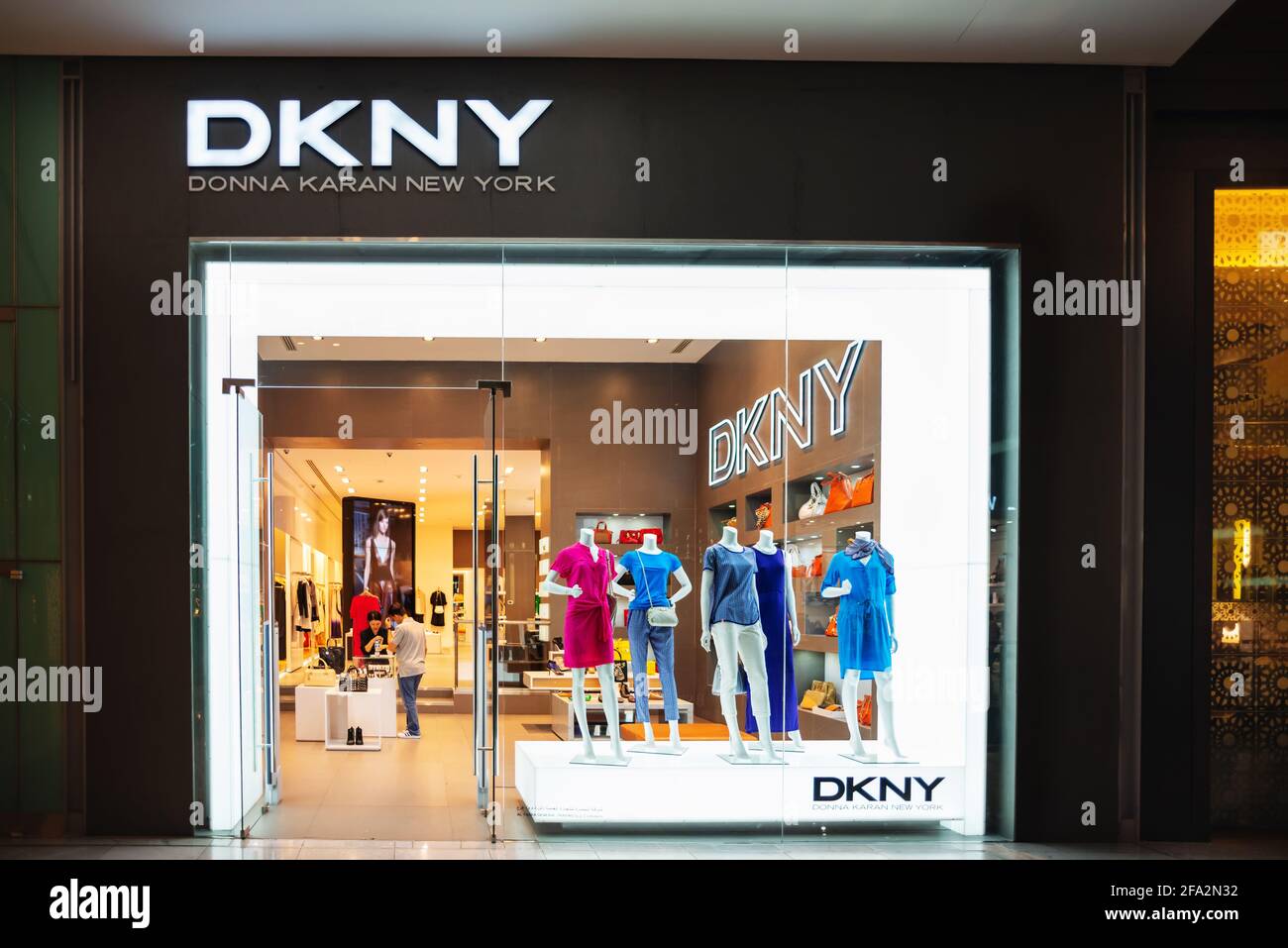 Dubai, VAE - 30. Mai 2013. StoreFront des DKNY-Shops in der Dubai Mall. Donna Karan, New York, in Dubai, Vereinigte Arabische Emirate. Stockfoto