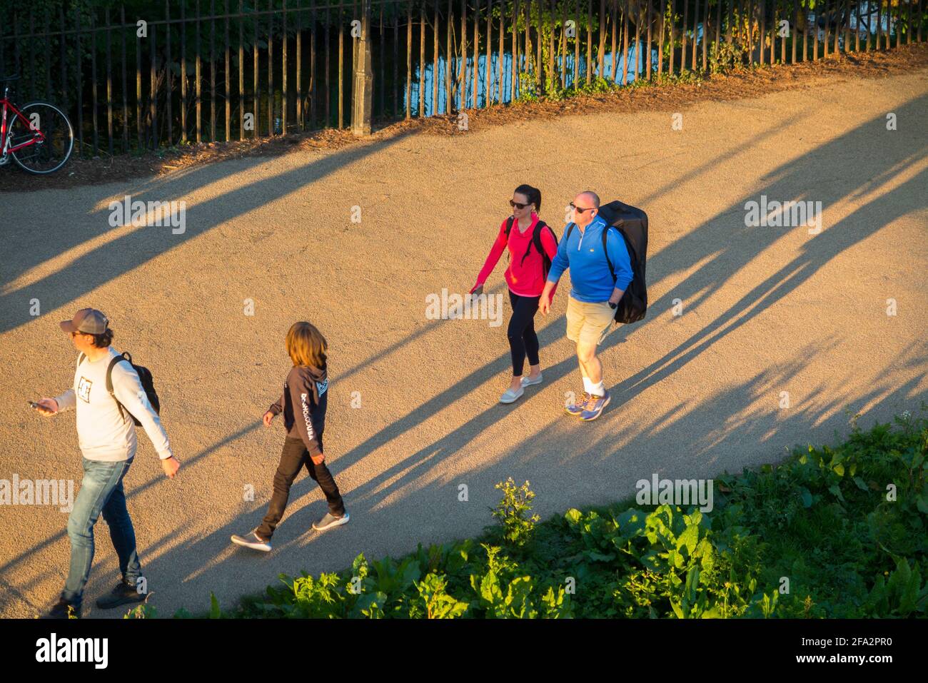 Auf dem Abschleppweg Riverside Walk in der Nähe von Richmond upon Thames in Surrey können die Menschen einen abendlichen Spaziergang in der Nähe der Sonnenuntergangszeit mit langen Schatten genießen. VEREINIGTES KÖNIGREICH (123) Stockfoto