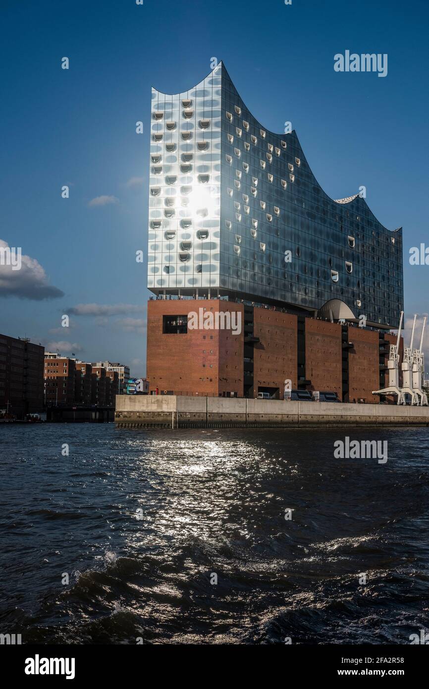 Die Elbphilharmonie (kurz „Elphi“ ) ist ein im November 2016 fertiggestelltes Konzerthaus in Hamburg. Baubeginn Krieg 2007 Stockfoto