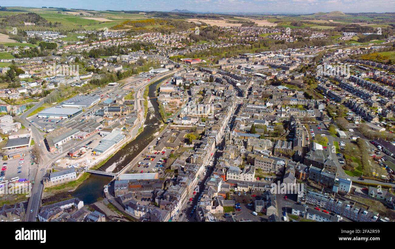 Luftaufnahme von der Drohne (C0-Klasse) über die Stadt Hawick in Scottish Borders, Schottland, Großbritannien Stockfoto