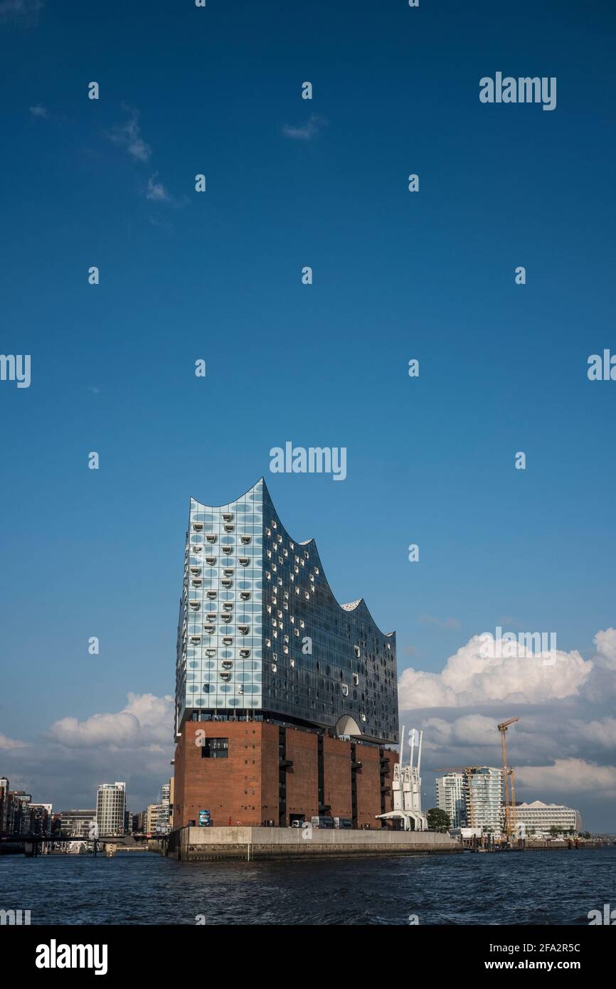 Die Elbphilharmonie (kurz „Elphi“ ) ist ein im November 2016 fertiggestelltes Konzerthaus in Hamburg. Baubeginn Krieg 2007 Stockfoto