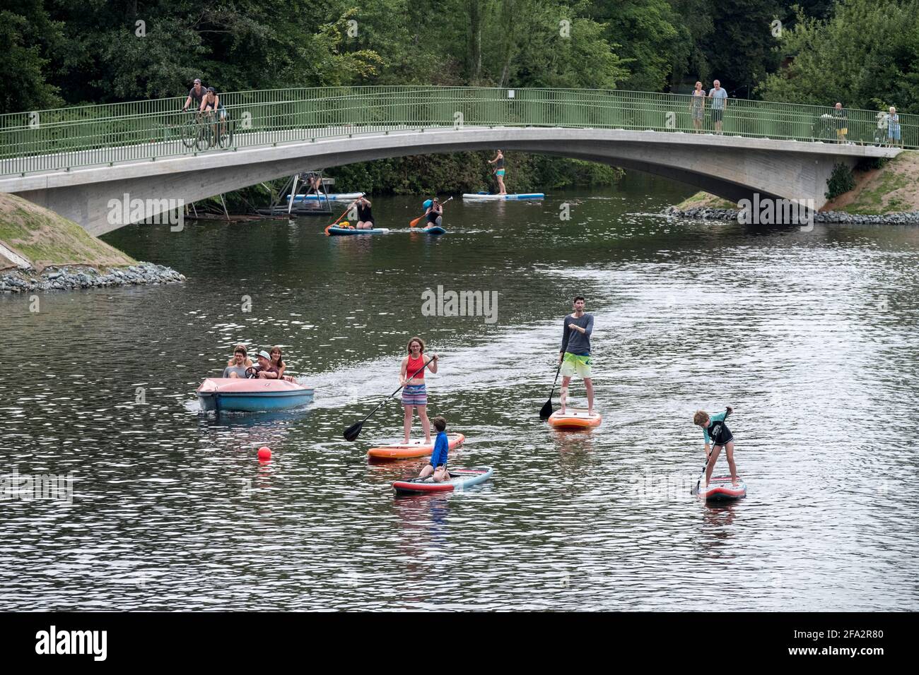 Stand-Up Paddler auf einem Alsterkanal in Hamburg. Stockfoto