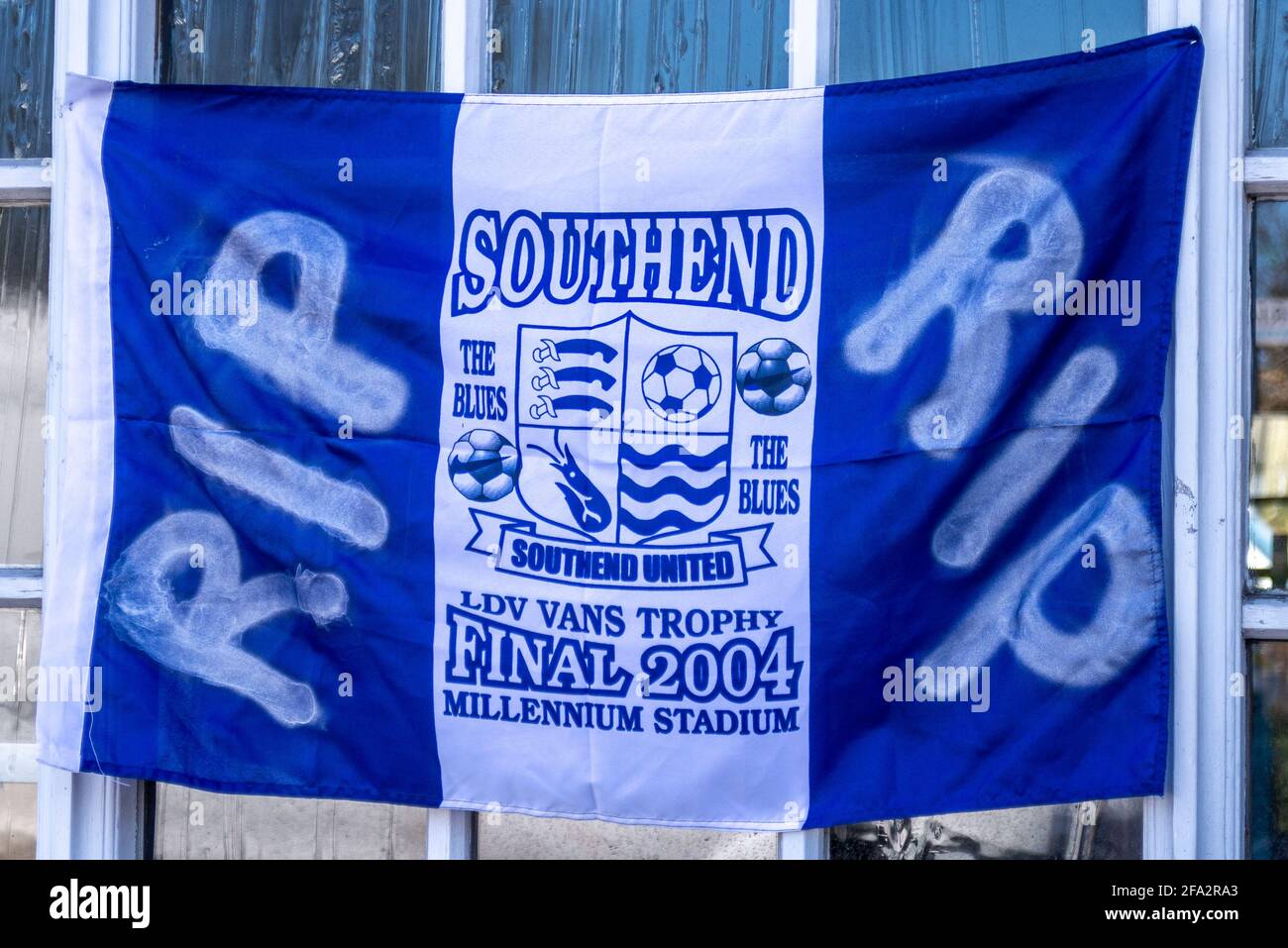 Victoria Avenue, Southend on Sea, Essex, Großbritannien. April 2021. Der Fußballverein Southend Utd schmachet am Ende der zweiten Liga und ist mit einem hohen Risiko für den Abstieg in den Status einer anderen Liga bedroht. VOR dem Blue Boar Pub in der Nähe des Roots Hall Ground, in dem der Club 1906 gegründet wurde, ERSCHIENEN RIP-Protestbotschaften. Die Fans beschuldigen den Vorsitzenden Ron Martin, dass er sich auf die Entwicklung von Roots Hall für den Wohnungsbau konzentriert und auf Kosten des Teams in ein neues Stadiongebäude auf Fossetts Farm Fields umzieht. Ein Verlust an Orient an diesem Samstag würde den Abstieg bestätigen Stockfoto