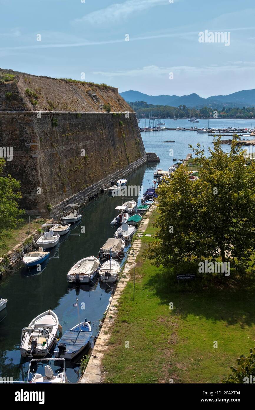 kanal mit kleinen Booten und Schiffen mit Blick auf die berühmte alte venezianische Festung.Korfu Insel.Griechenland. Stockfoto