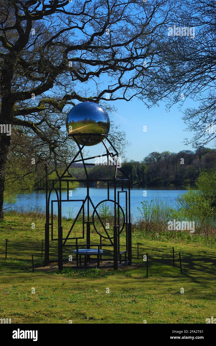 Kugelgrabskulptur von Lucy & Jorge Orta im Yorkshire Sculpture Park, Wakefield, Yorkshire Stockfoto