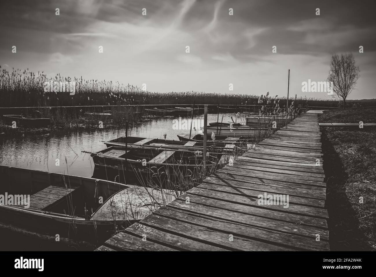 Sukoró, UNGARN - 09. Apr 2021: Black and White Pier in Sukoro Stockfoto
