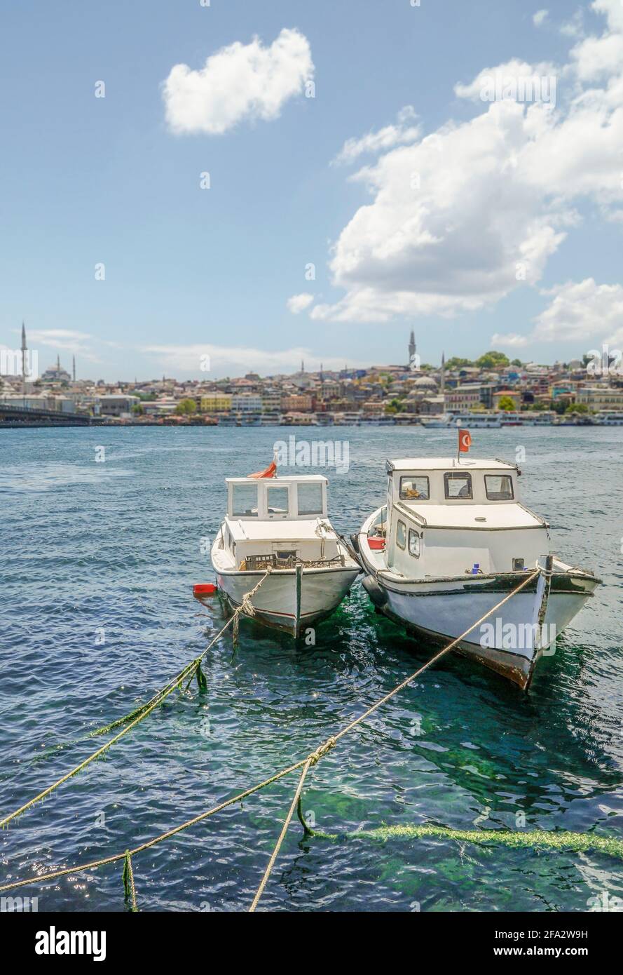 Zwei kleine hölzerne Fischerboote auf See in Istanbul, Türkei an einem sonnigen Tag Stockfoto