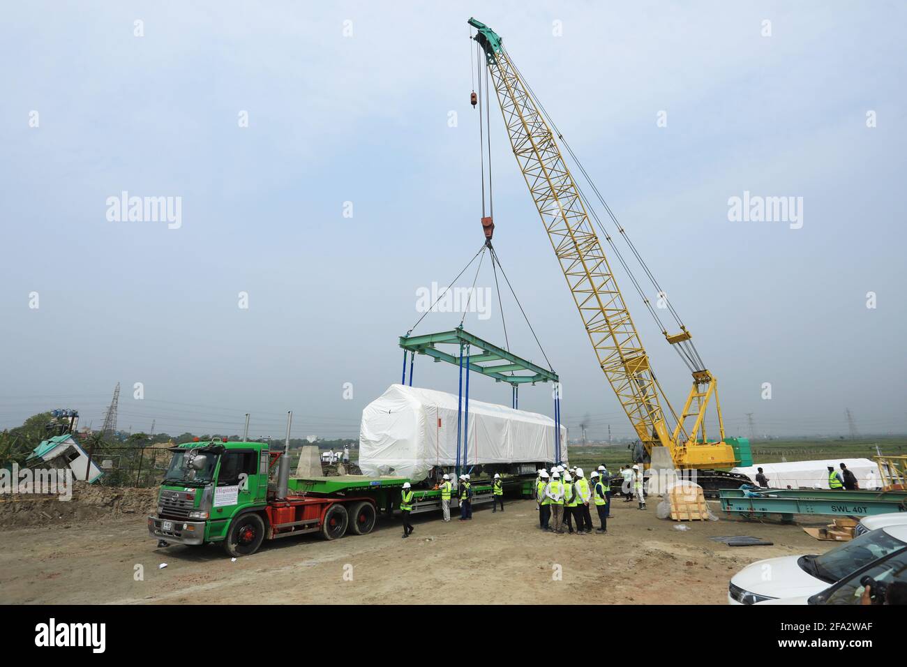 Dhaka, Bangladesch. April 2021. Busse von U-Bahn-Zügen werden zum Diabari-Depot von Dhaka transportiert. Von den sechs Reisebussen werden heute vier in das Depot verlagert, während der Rest morgen verschoben wird, sagten Quellen bei Dhaka Mass Transit Company Limited (DMTCL), der Durchführungsbehörde des Projekts. (Foto von MD Manik/SOPA Images/Sipa USA) Quelle: SIPA USA/Alamy Live News Stockfoto