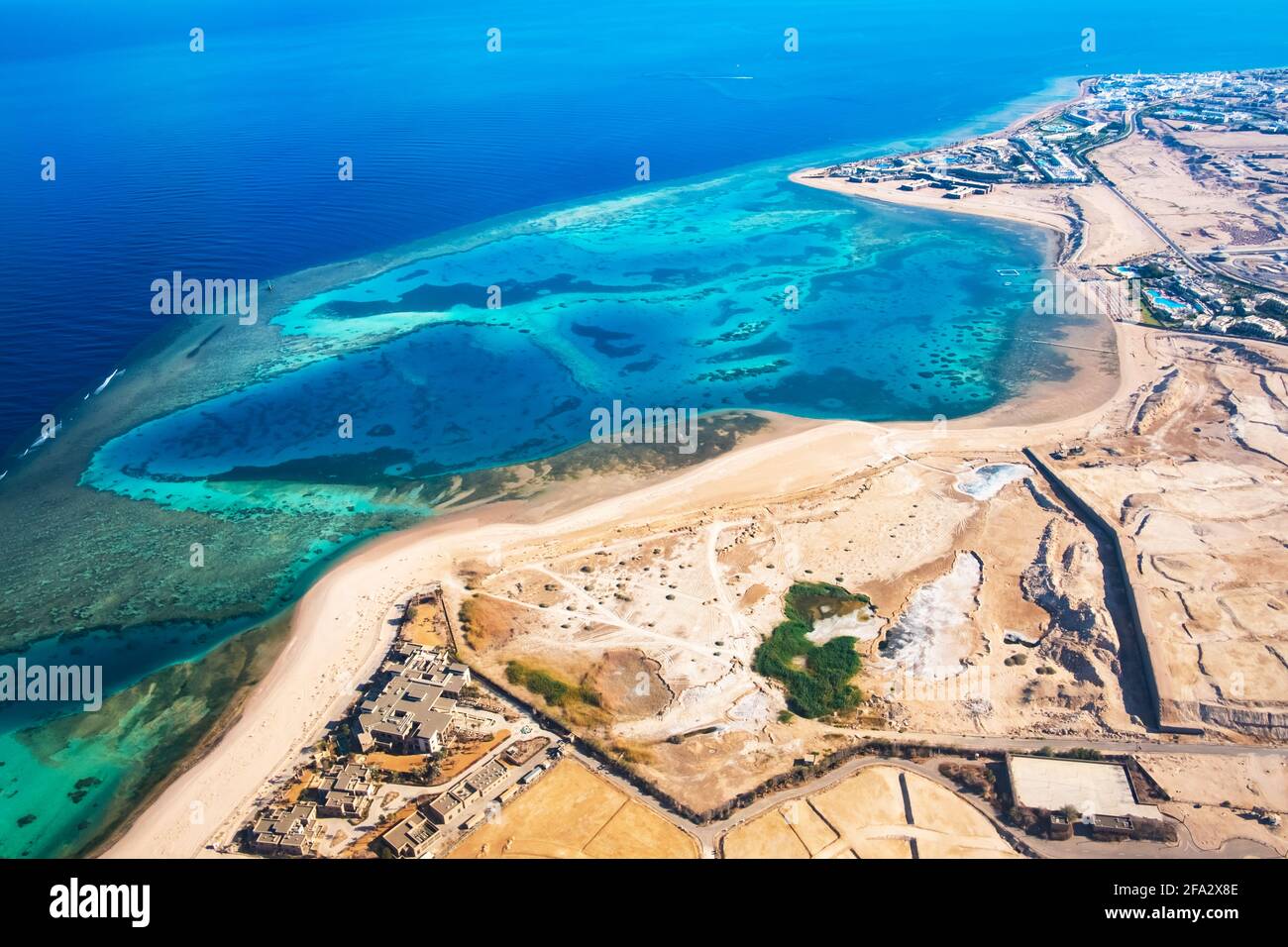 Wunderschöne Aussicht vom Flugzeugfenster auf die ägyptische Küste Stockfoto