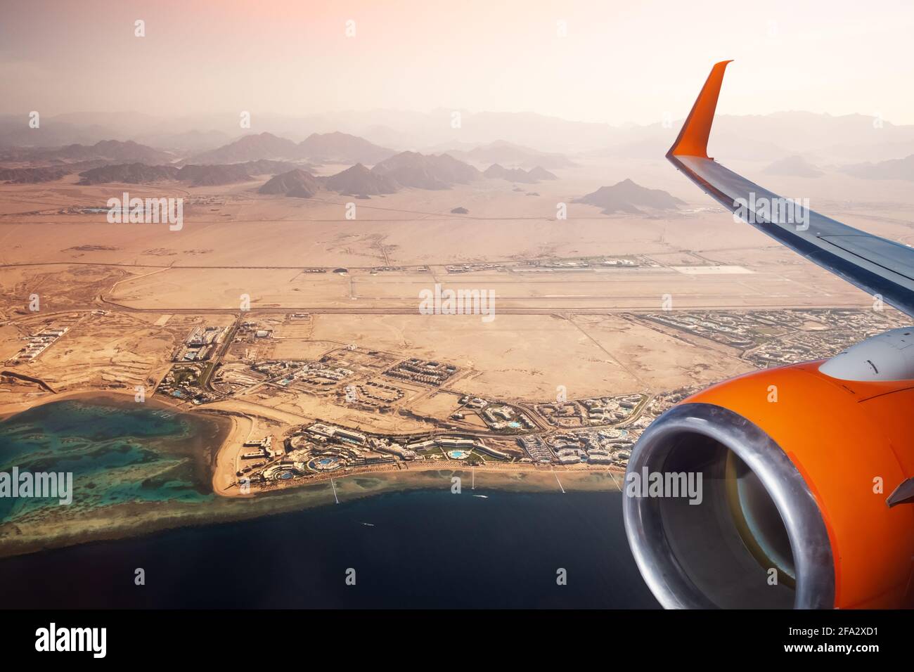 Wunderschöne Aussicht vom Flugzeugfenster auf die ägyptische Küste Stockfoto