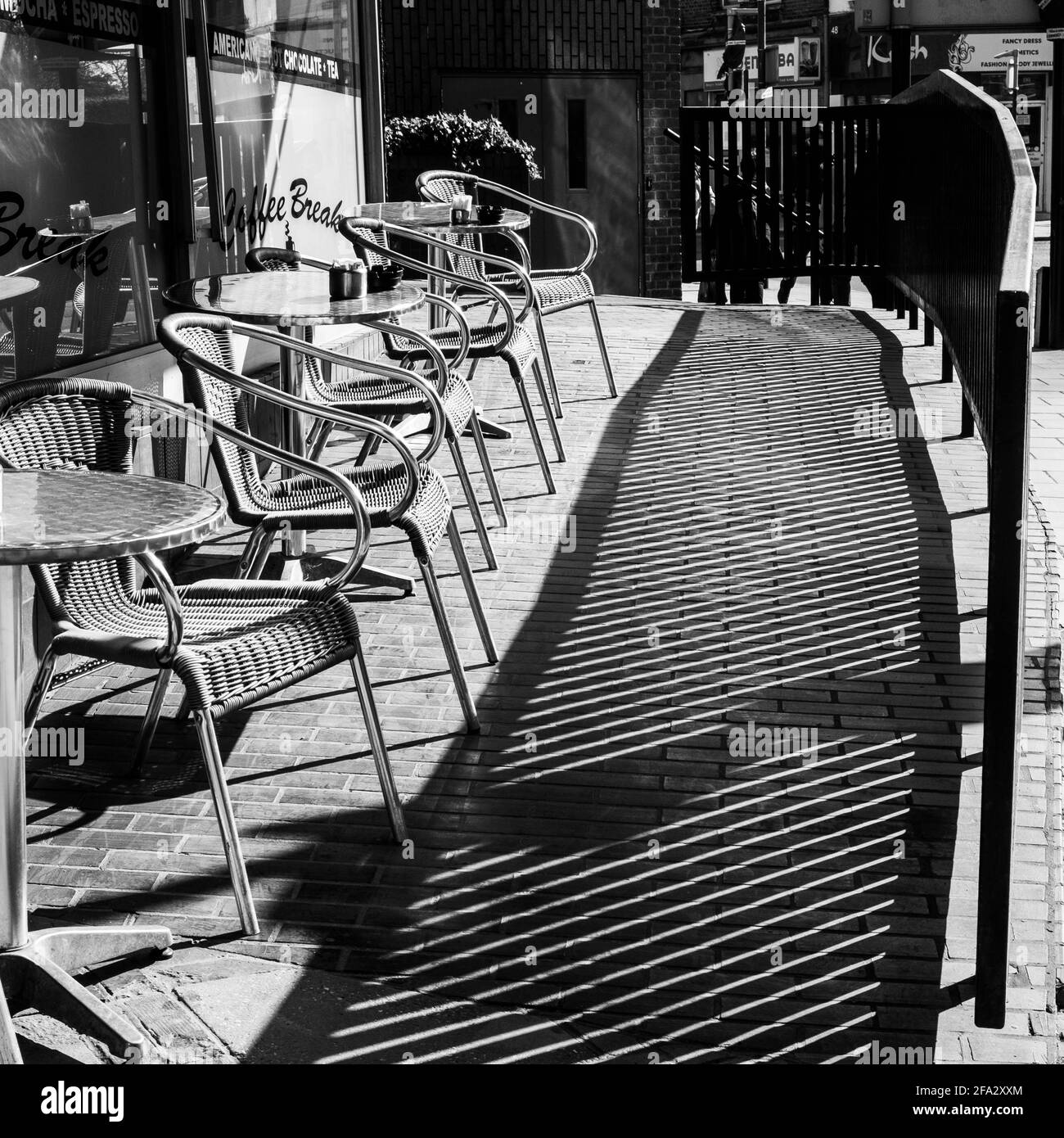 Kingston London, Großbritannien, April 19 2021, Schwarz-Weiß-Bild eines Coffee Shops oder Cafe Outsie Sitzbereichs Stockfoto