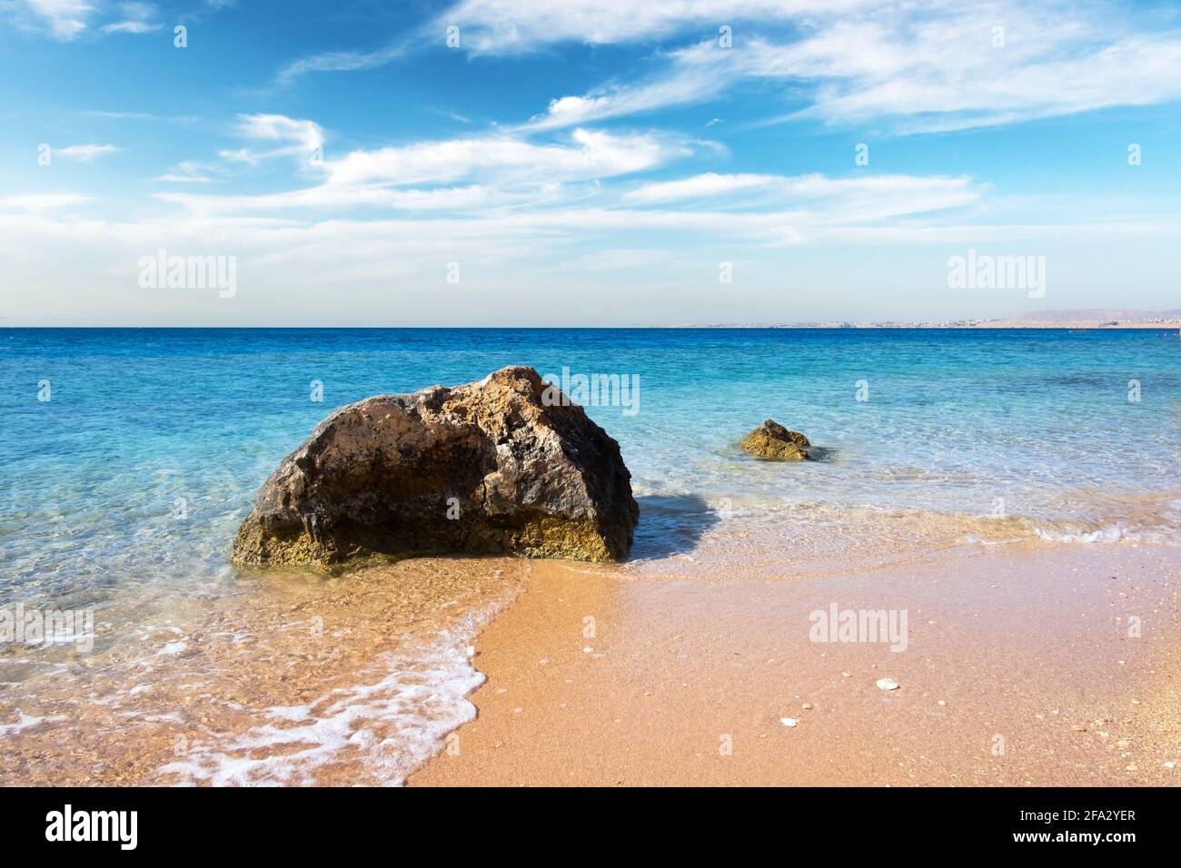 Gezeitenwellen am tropischen Strand, Sand und blauem Ozean Stockfoto