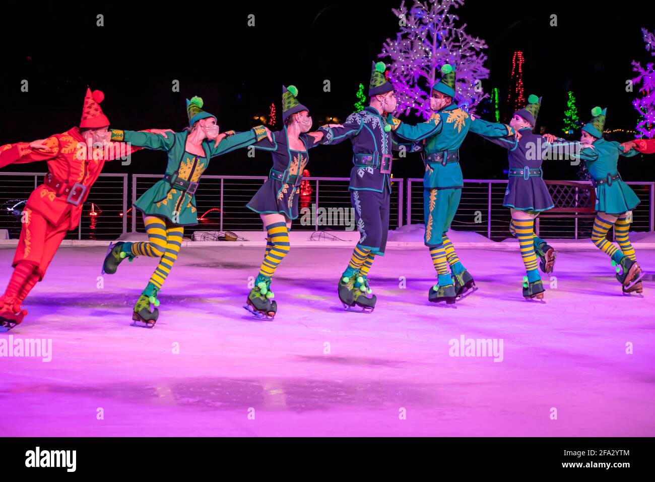 Orlando, Florida. 27. November 2020. Skater im Winter Wonderland on Ice bei Seaworld. (124) Stockfoto