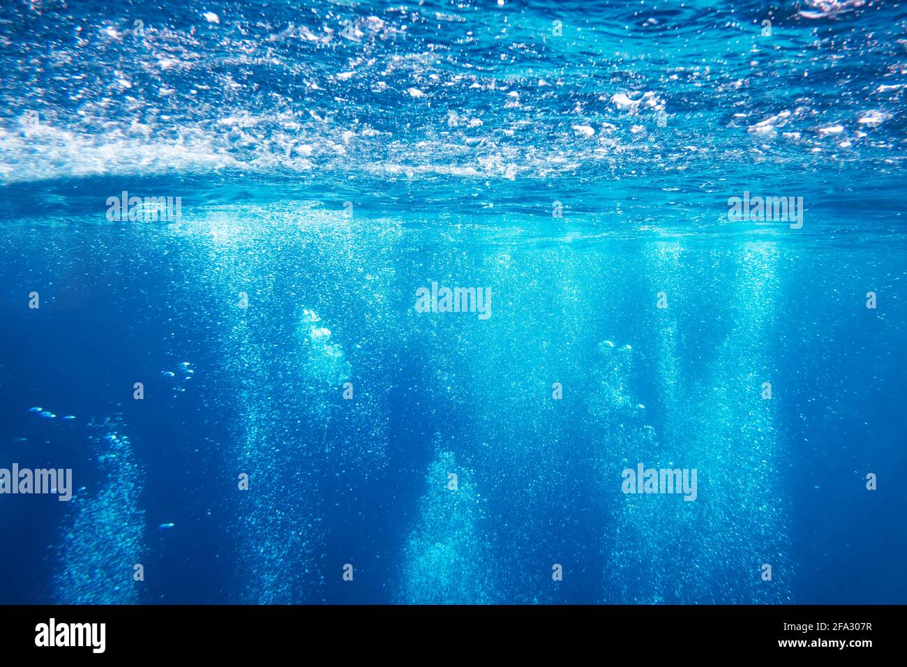 Abstrakter Unterwasserhintergrund mit Luftblasen Stockfoto
