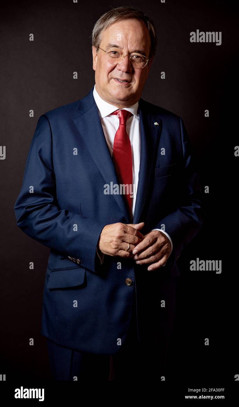 Ministerpräsident des Landes Nordrhein-Westfalen, Armin Laschet, fotografiert in Düsseldorf. Hintergrund schwarz. Stockfoto