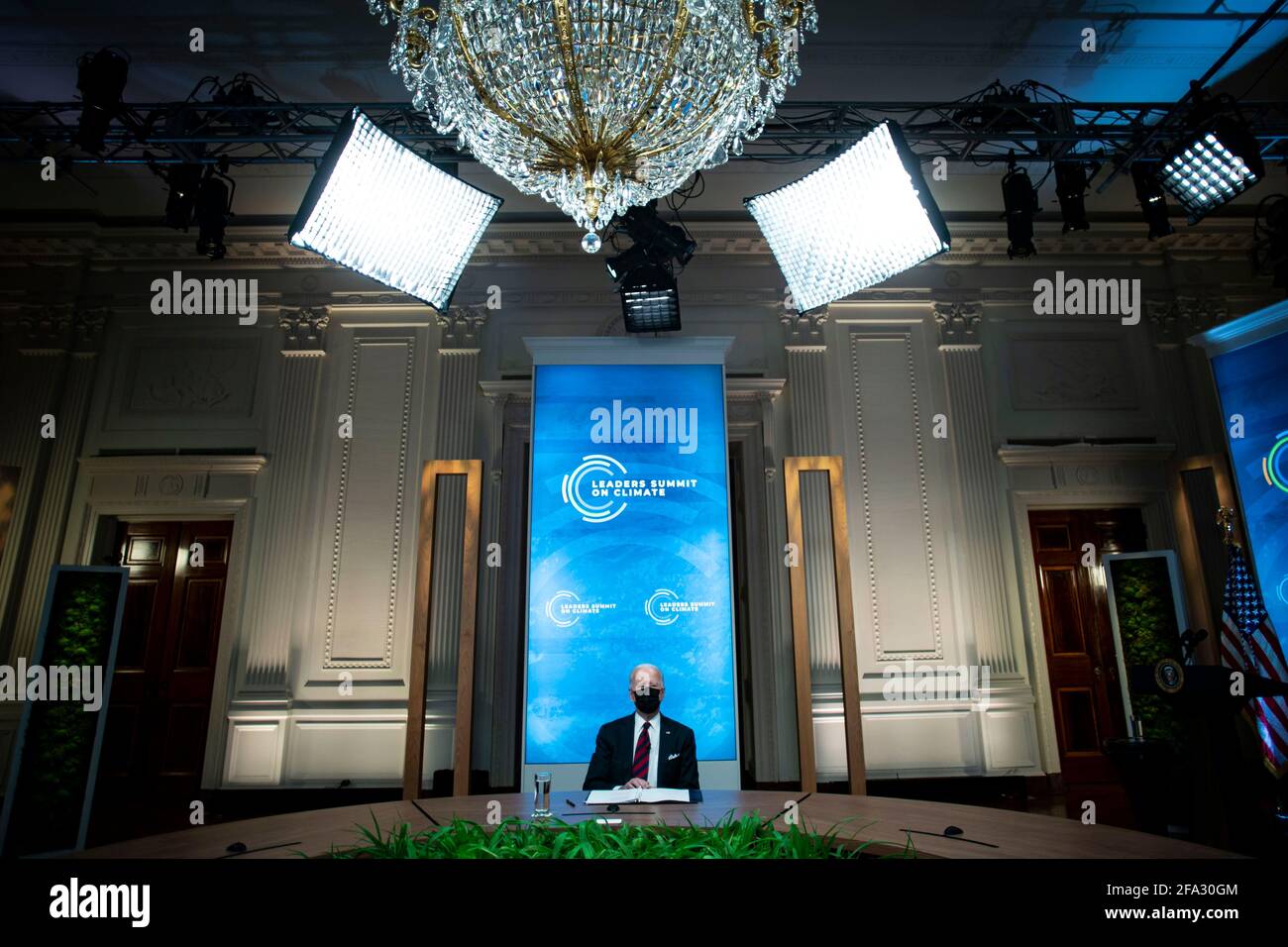 Präsident Joe Biden trägt eine Schutzmaske, während er am Donnerstag, dem 22. April 2021, während eines virtuellen Klimagipfels der Staats- und Regierungschefs im Ostsaal des Weißen Hauses in Washington zuhört. Quelle: Al Drago/Pool via CNP /MediaPunch Stockfoto
