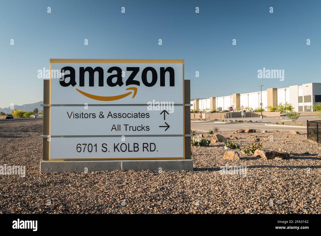 Großes Schild vor dem Amazon Versandzentrum. Stockfoto