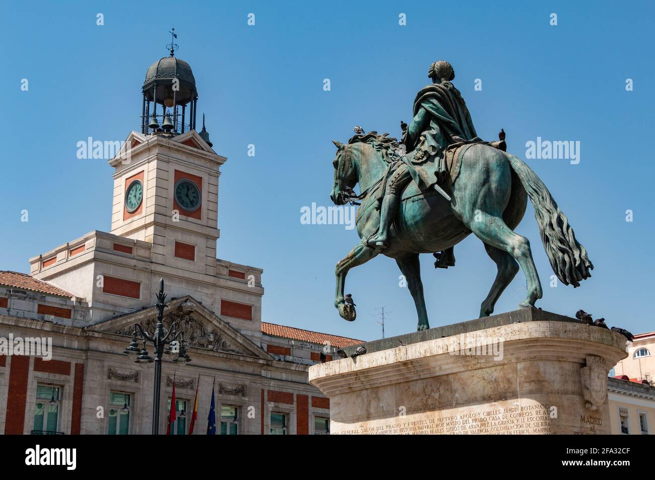 Ein Bild der Reiterstatue von Karl III. Und des Real Casa de Correos Gebäudes. Stockfoto