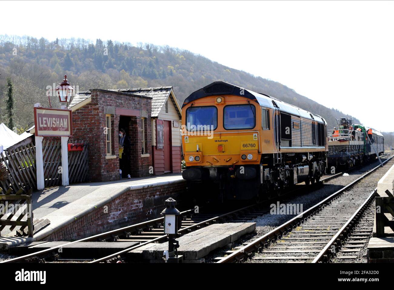 North Yorkshire Railway, Großbritannien. April 2021. Levisham Station & Train Dreharbeiten Mission Impossible 7 auf der North Yorkshire Moors Railway 22 April 2021 22 April 2021 DJD14836 Allstar Picture Library Credit: Allstar Picture Library Ltd/Alamy Live News Stockfoto