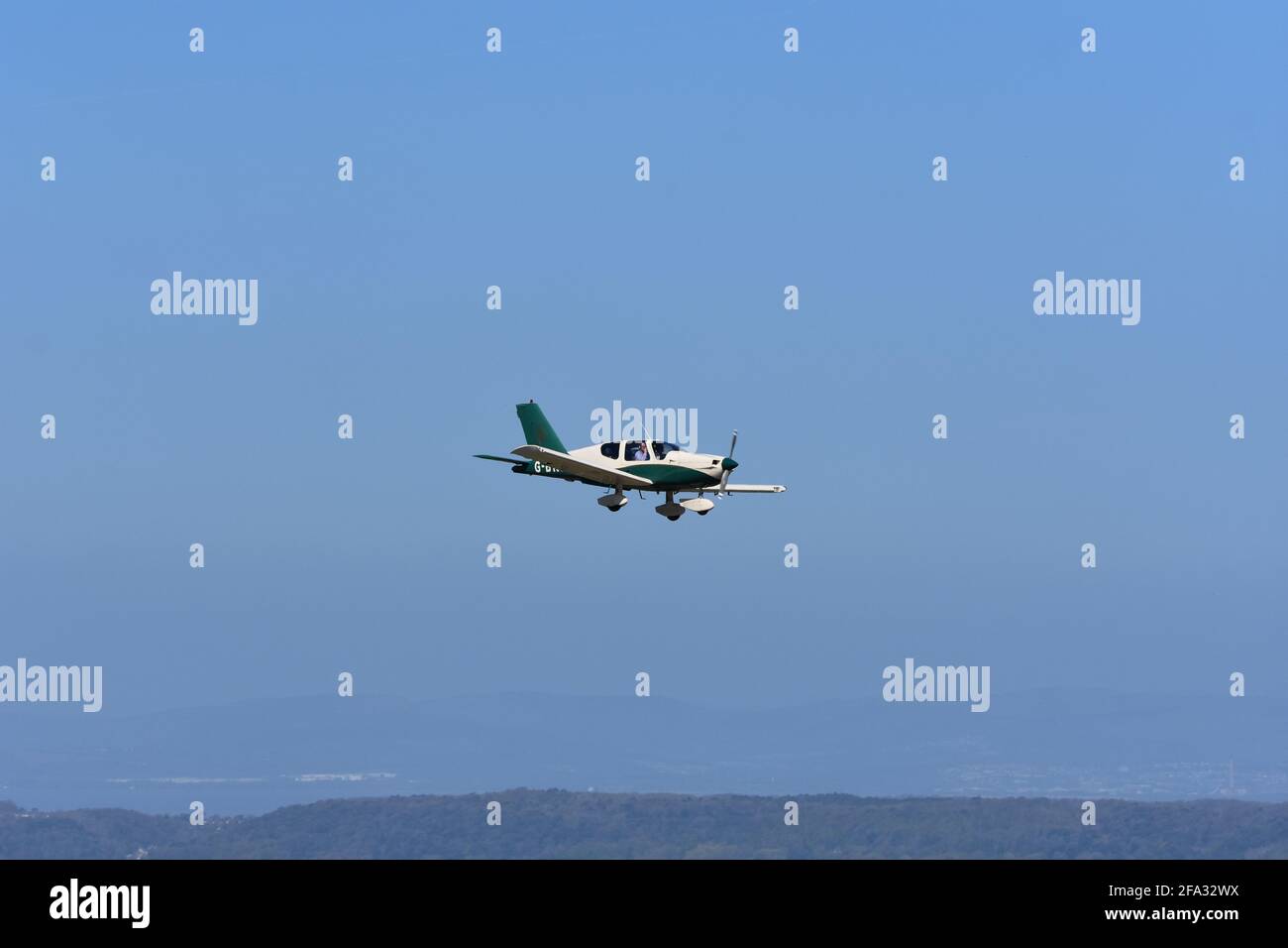 Ein kleines leichtes Flugzeug, das am Flughafen Lulsgate, Bristol, England, Großbritannien, landet Stockfoto