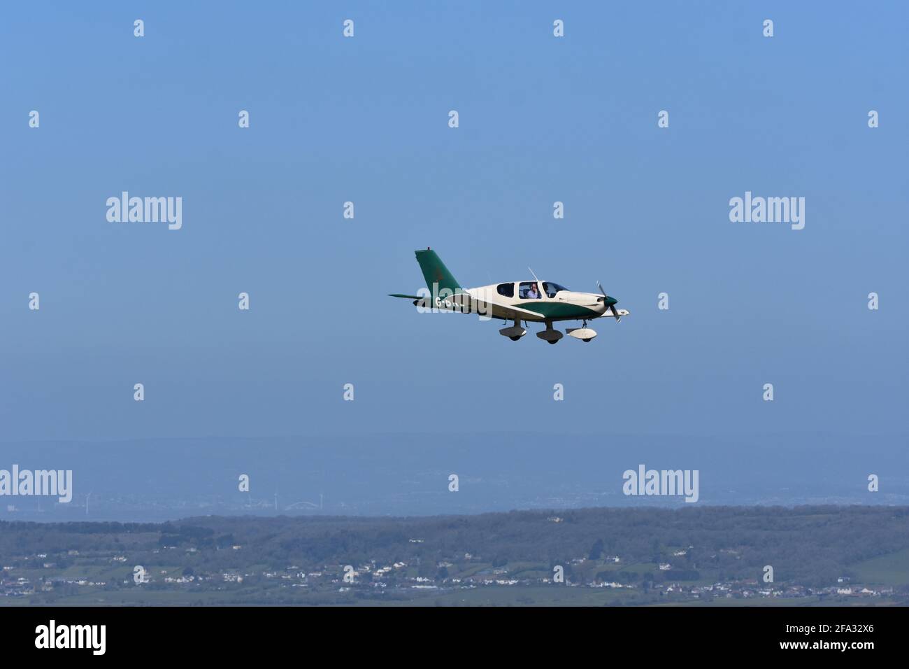 Ein kleines leichtes Flugzeug, das am Flughafen Lulsgate, Bristol, England, Großbritannien, landet Stockfoto