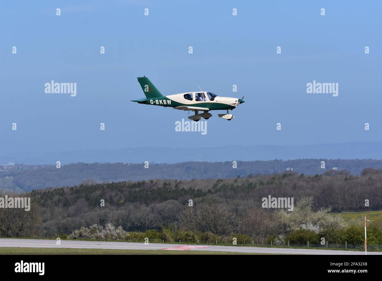 Ein kleines leichtes Flugzeug, das am Flughafen Lulsgate, Bristol, England, Großbritannien, landet Stockfoto